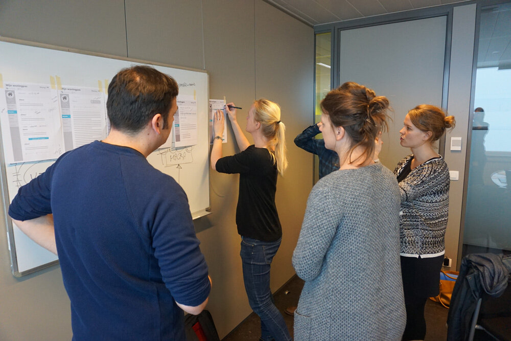 Workshop waarbij de deelnemers aan het itereren zijn op de informatiearchitectuur van de Woningpas website.