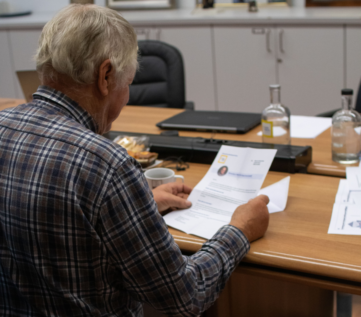 A picture of a user test where the participant reads a letter belonging to the prototype