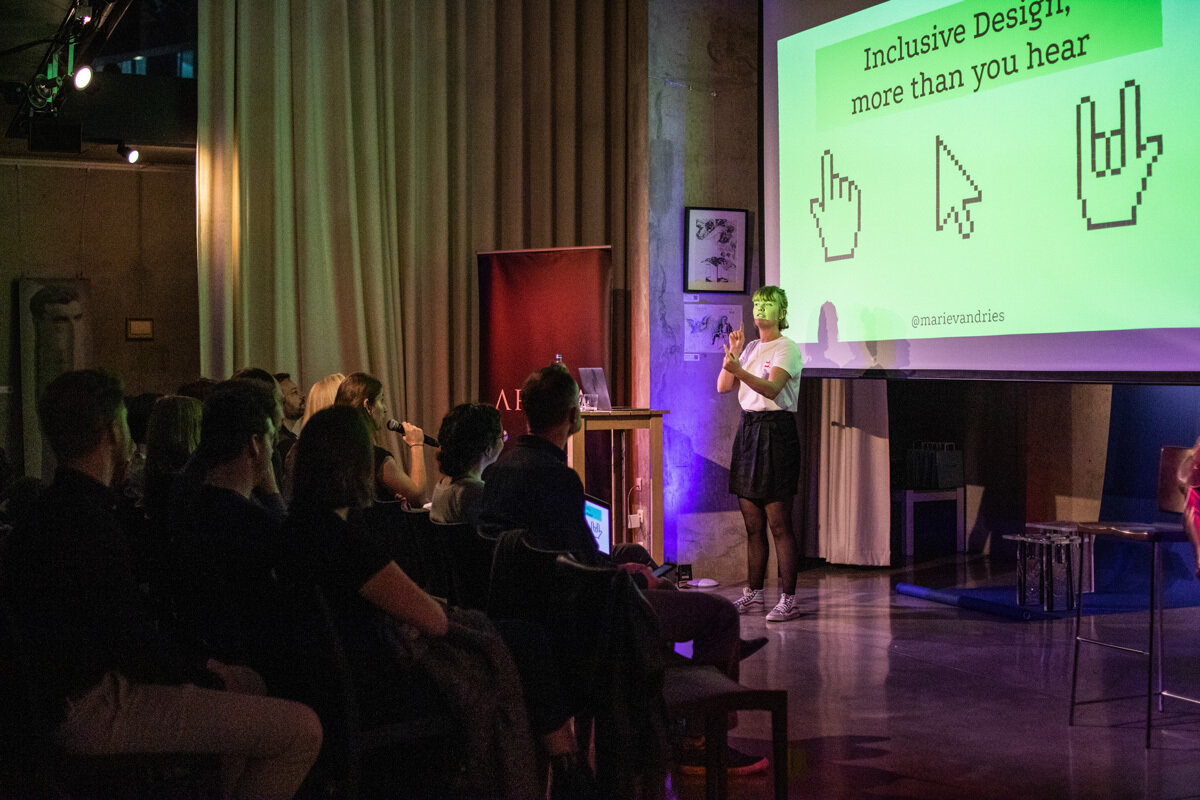 Marie van Driessche spreekt het publiek toe met een presentatie tijdens ARENA.