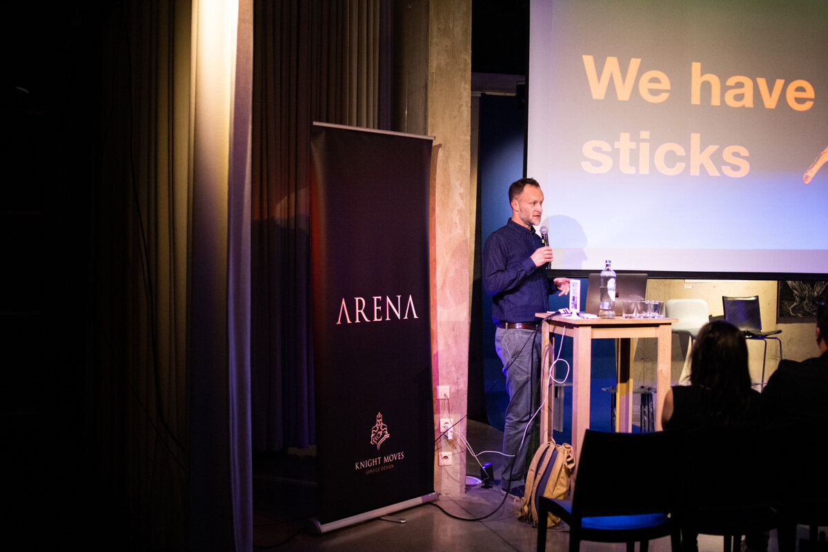 Ben Carpenter spreekt het publiek toe tijdens ARENA.