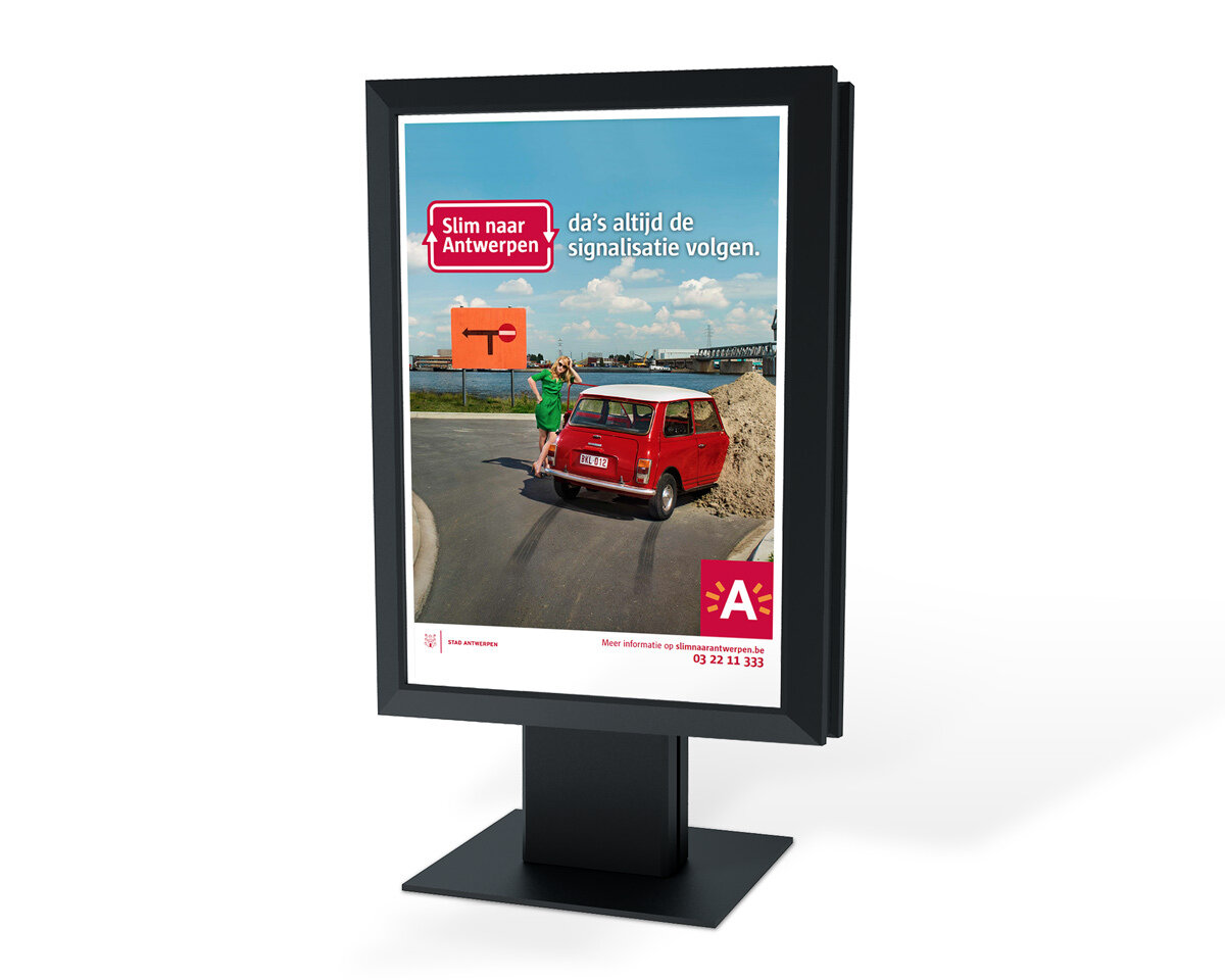 Billboard uit de promotiecampagne Slim naar Antwerpen met een auto die de weginstructies negeert en tegen een zandhoop rijdt.