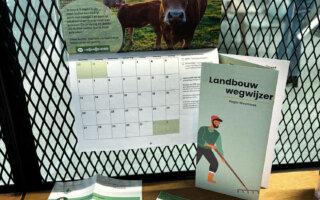 Een landbouwkalender en een brochure die boeren op hun sociale rechten wijst